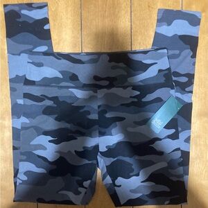 NWT Wild Fable Size Medium Black  Camouflage Active Leggings